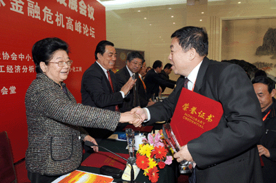 人大常委會(huì)副委員長(zhǎng)，全國(guó)婦聯(lián)主席：顧秀蓮為我司董事長(zhǎng)、總經(jīng)理：黃毅頒獎(jiǎng)